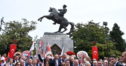 Atatürk Anıtı'na Ziyaret...
