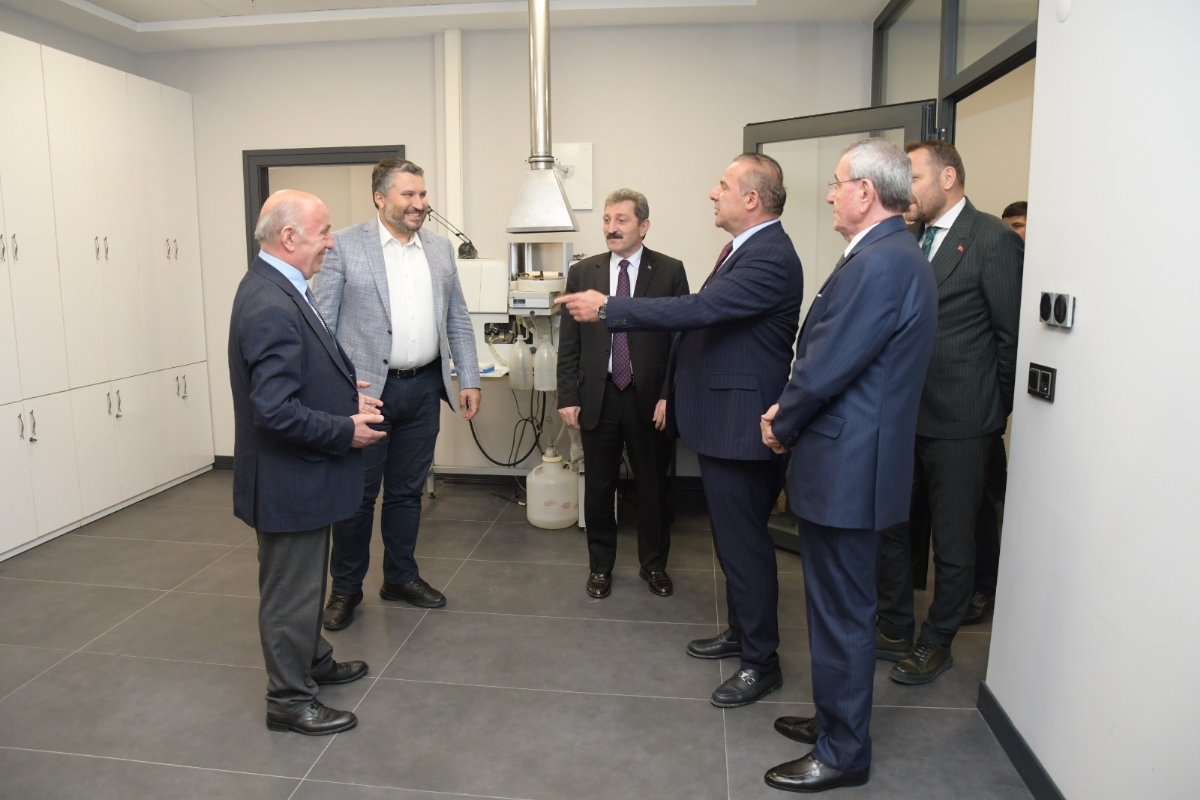 SAYIN İNAN, BORSAMIZ LABORATUVARINDA İNCELEMELERDE BULUNDU…