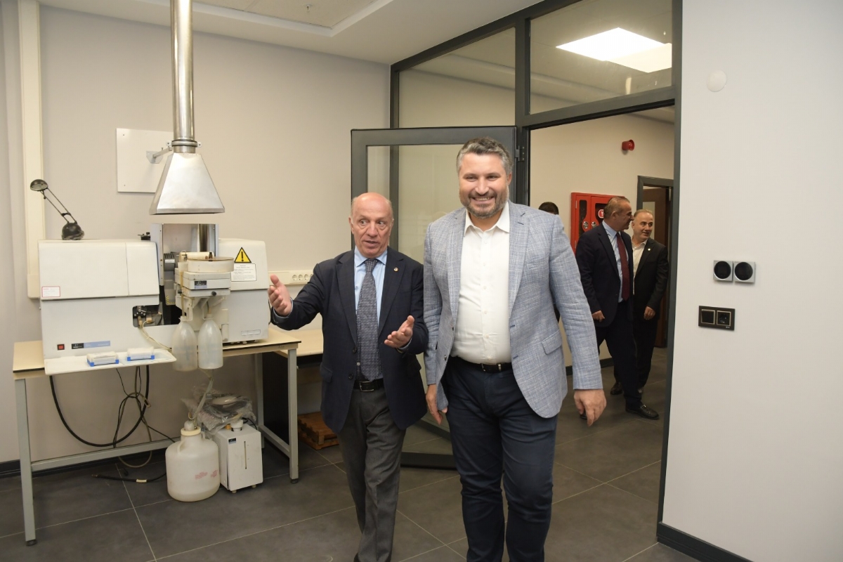 SAYIN İNAN, BORSAMIZ LABORATUVARINDA İNCELEMELERDE BULUNDU…